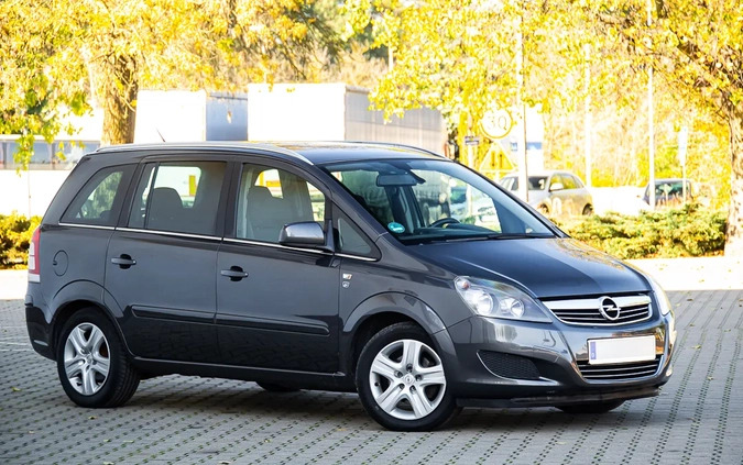 Opel Zafira cena 20900 przebieg: 220000, rok produkcji 2010 z Golub-Dobrzyń małe 781